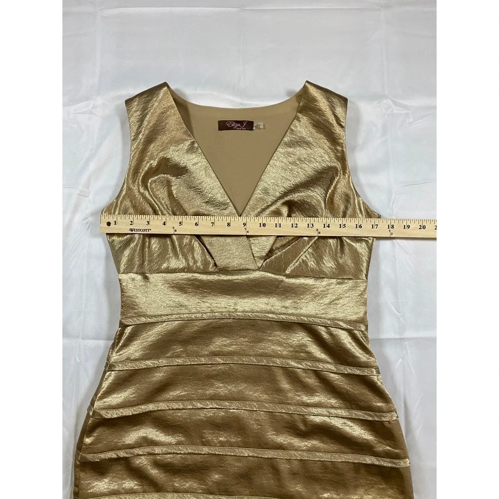 Eliza J Gold Metallic Tiered V Neck Sleeveless Sheath Dress 8